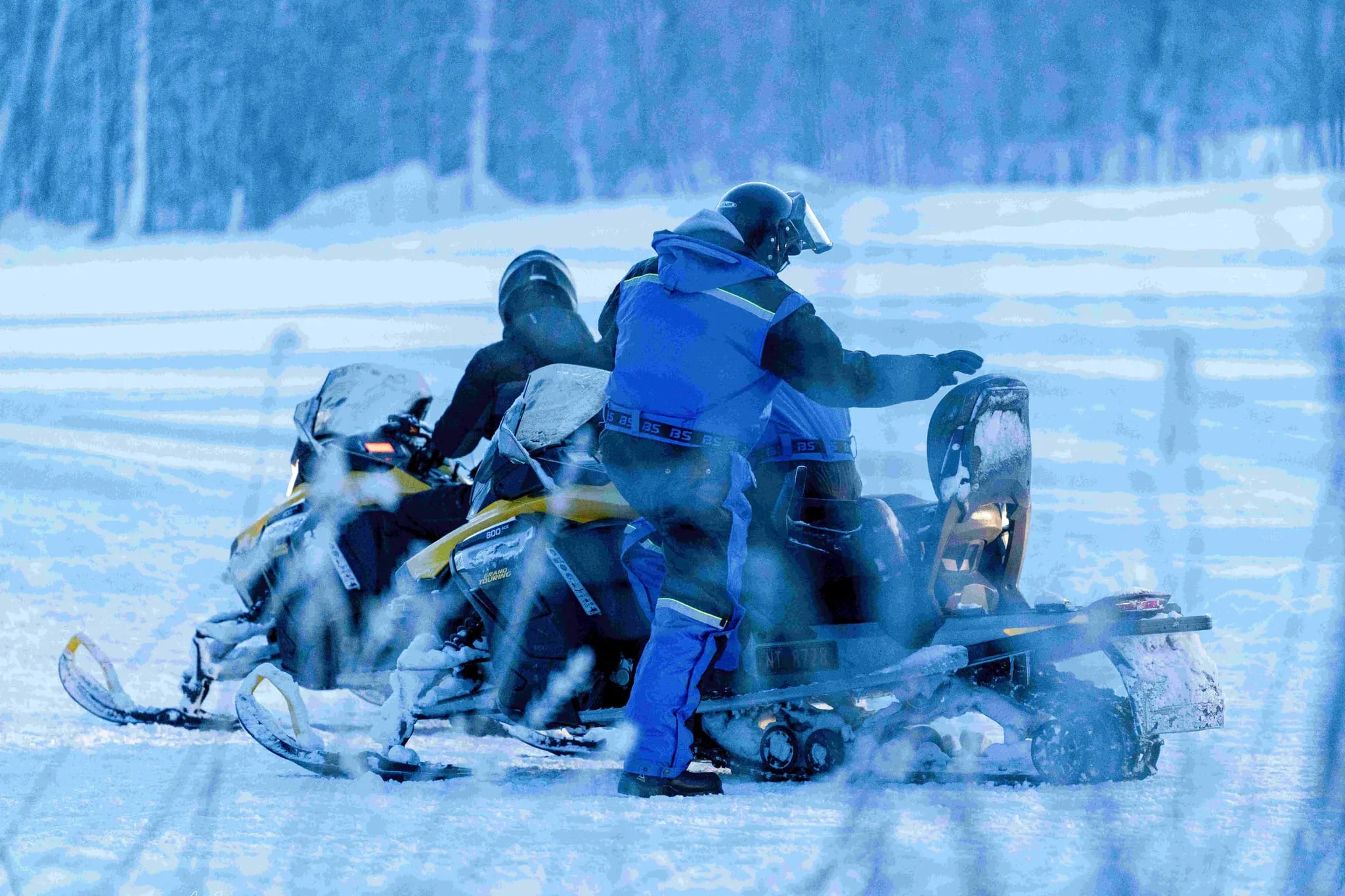 En guide hjelper gjester i gang på snøscooter